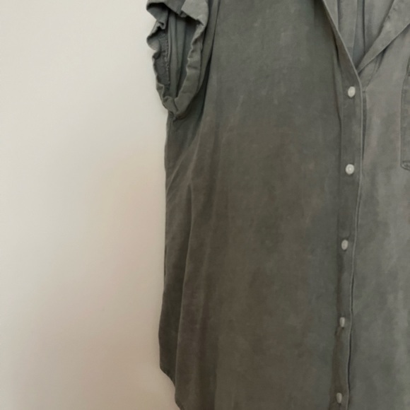 ID:23 Green Button Up Tee - Picture 3 of 3